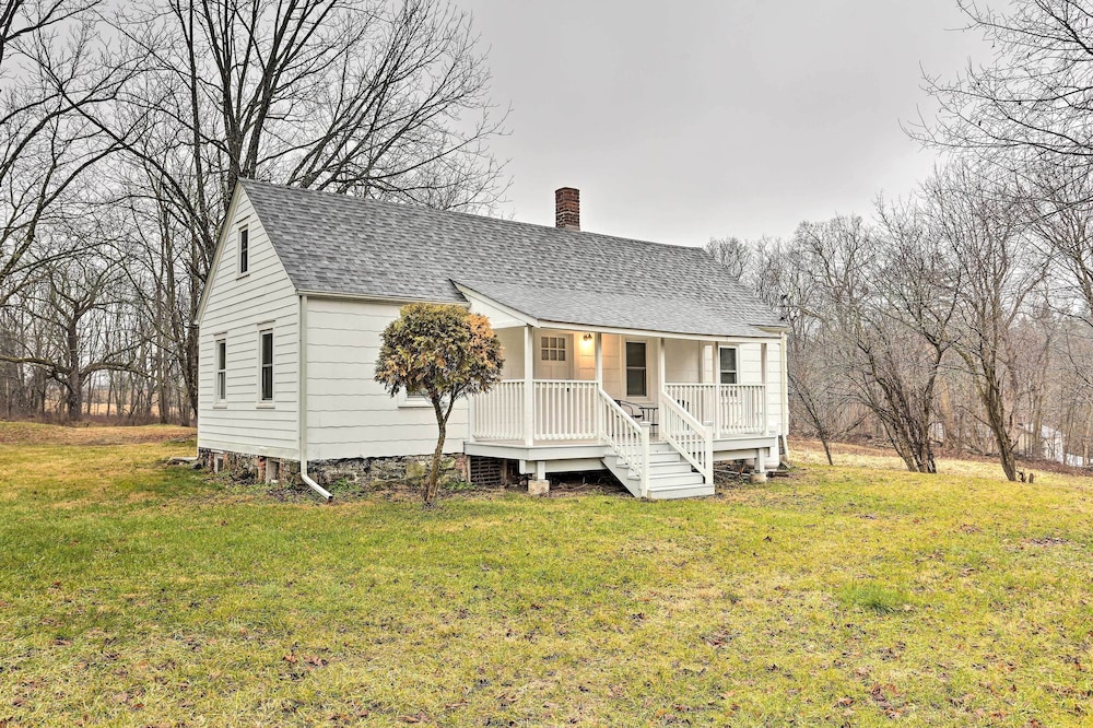 Cozy Campbell Hall Getaway w/ Porch! view 4