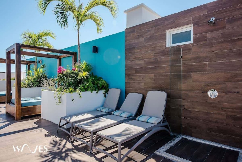Pool View 1 Br. Steps Away From the Beach