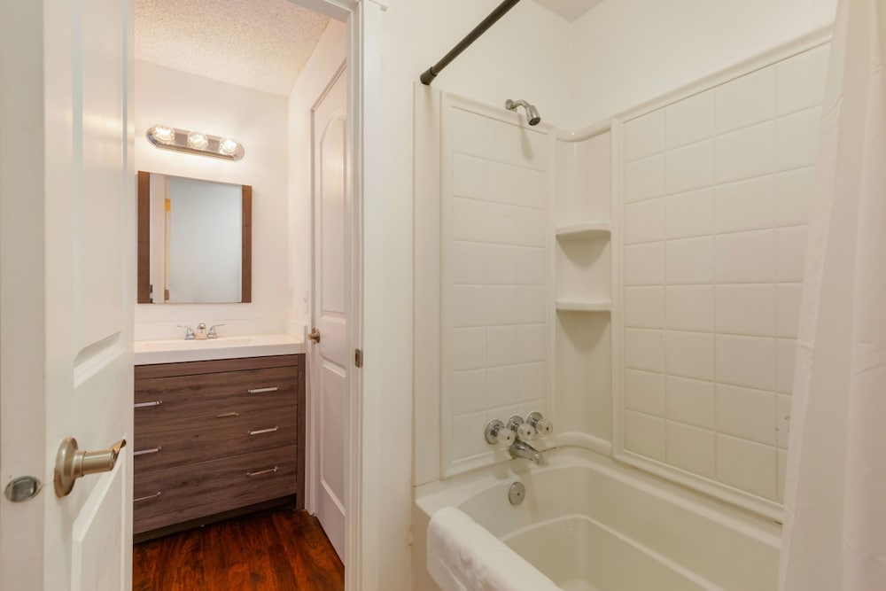 Bright 2BR Lynnwood Retreat