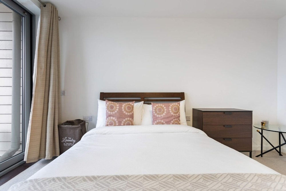 Modern 1 Bedroom Apartment Near Canary Wharf With Balcony