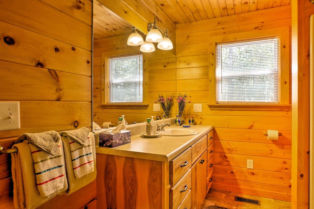 3 Mi to Little River Canyon: Scenic Alabama Cabin view 4