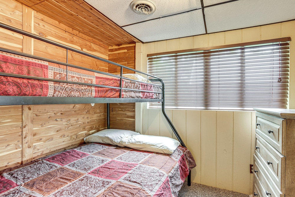 Lakefront Home w/ Deck: Central Michigan Escape!
