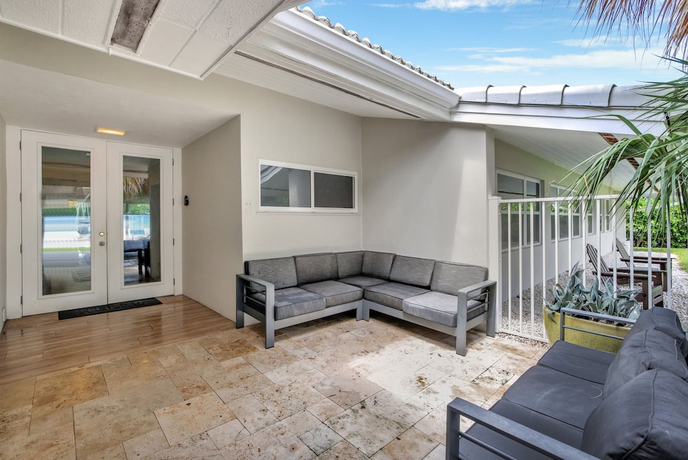Seabreeze - 6BR Pool and Steps to Beach