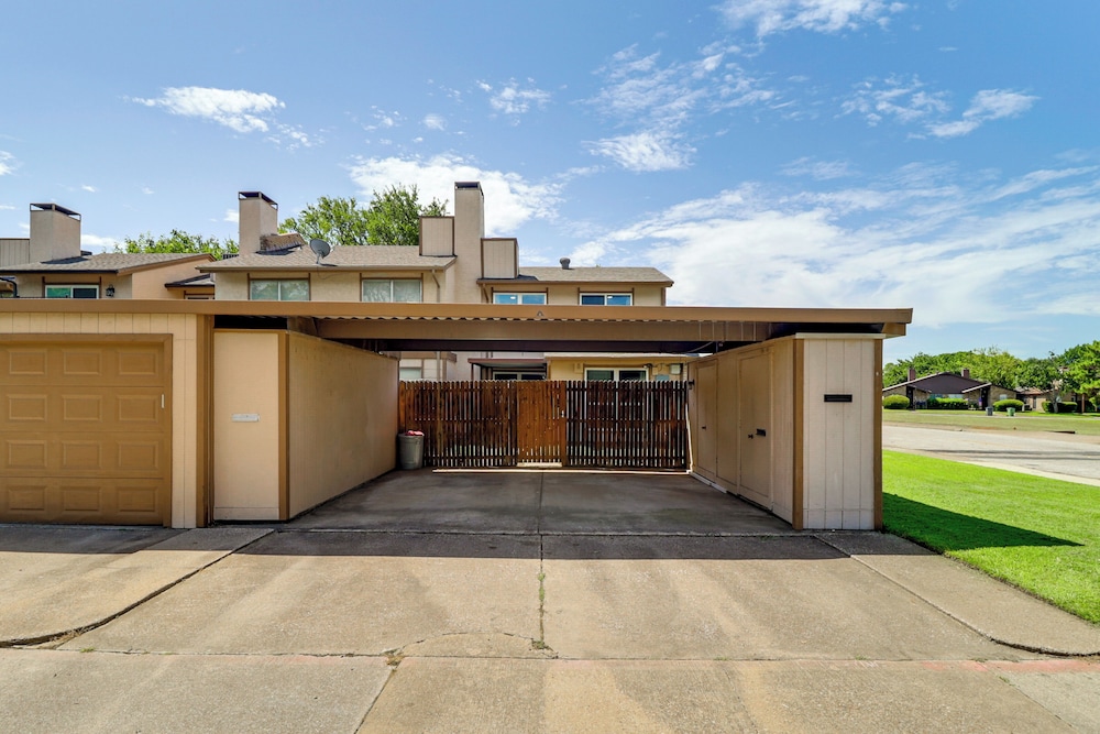 5 Mi to At&t Stadium: Townhome w/ Community Pools!
