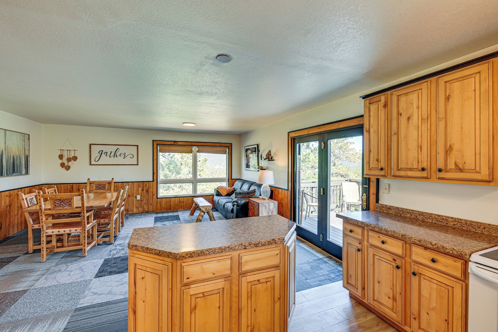 3 Mi to Dtwn: Mtn-view Retreat in Hot Springs!