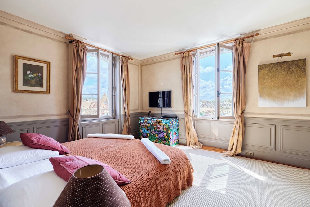Luxury Duplex in the Heart of Deauville With a Large Garden view 3
