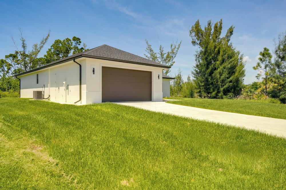 Golf Days & Beach Fun: Port Charlotte Home w/ Yard