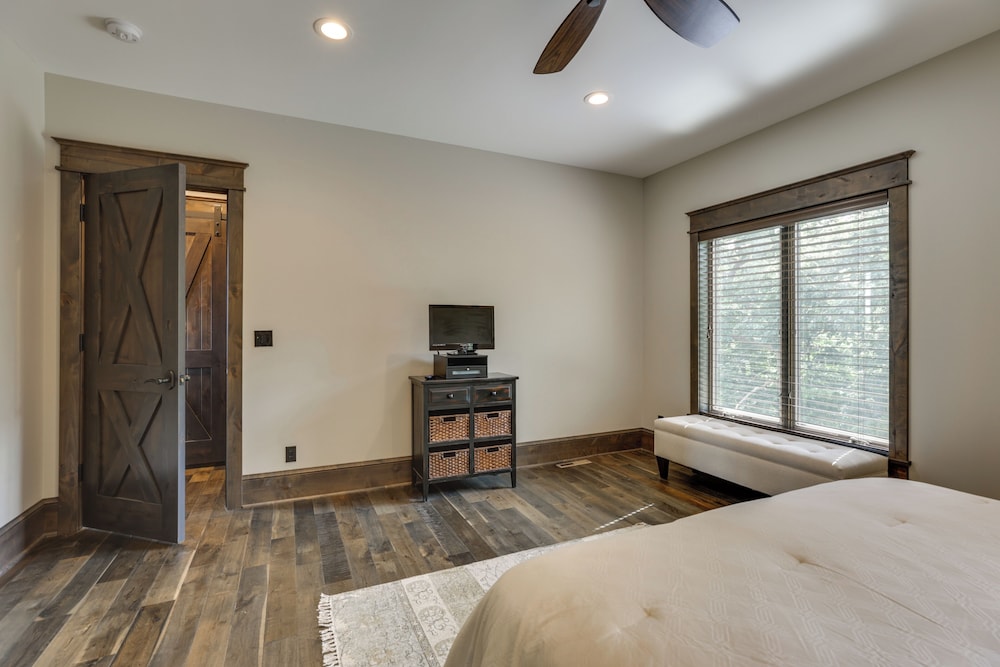 River Views + Wraparound Deck: Dubuque Getaway