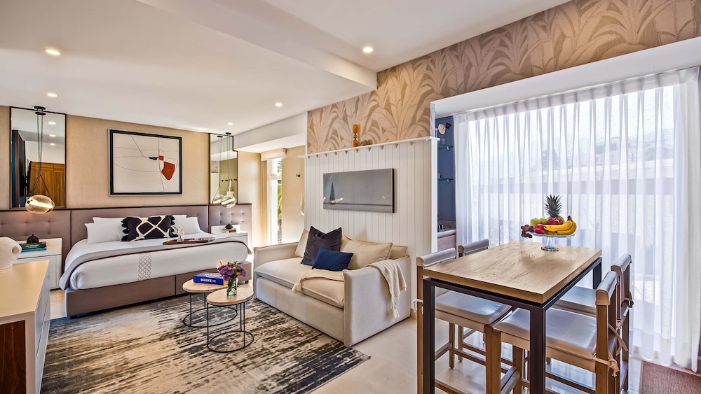 Stunning Beachfront Condo Sea Views Pools