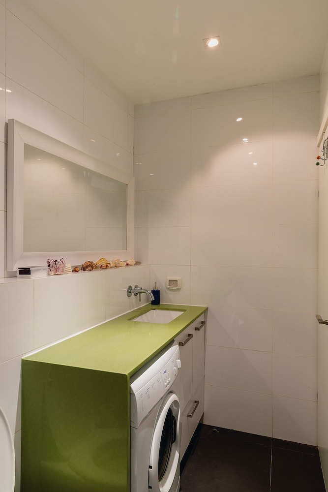 2Rooms Perfect Location 1Min to Beach
