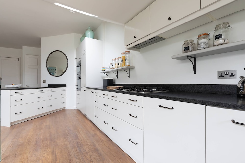 Granard Road by Onefinestay