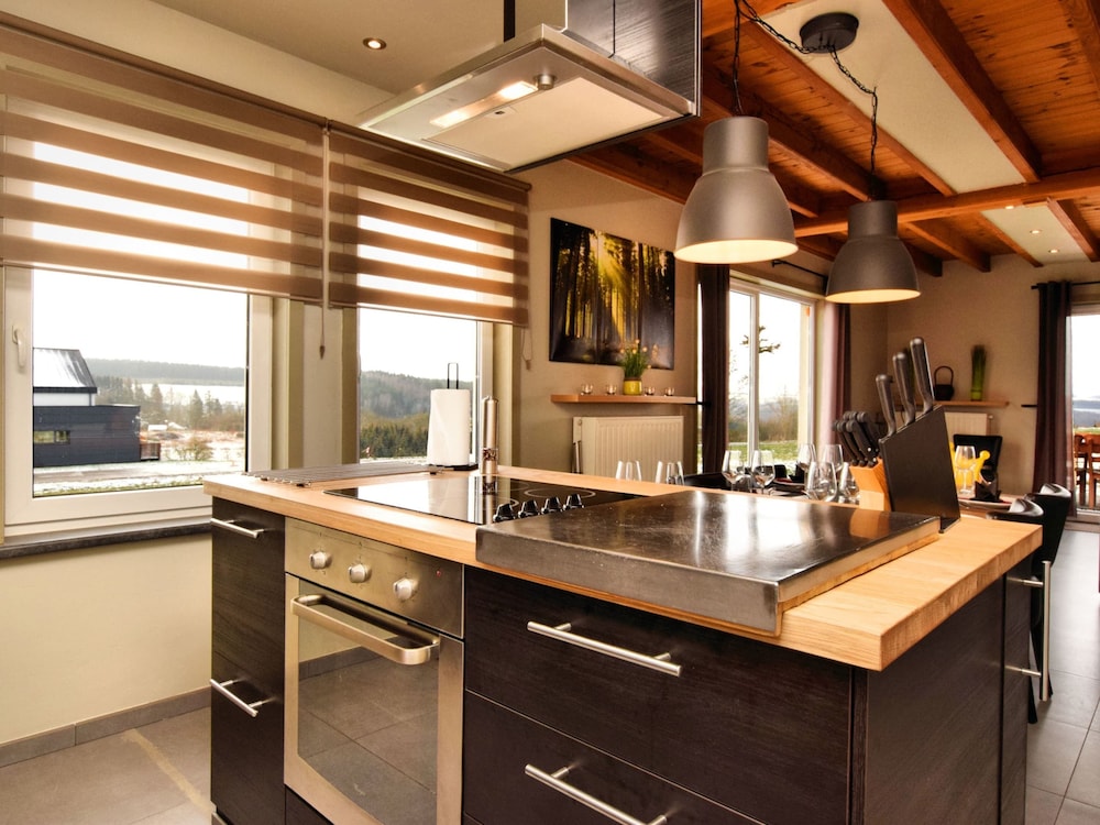 Beautiful, Luxury Home with Sauna, Hot Tub, Private Bathrooms view 5
