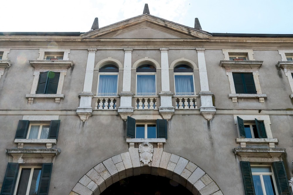 in Verona With 3 Bedrooms and 3 Bathrooms