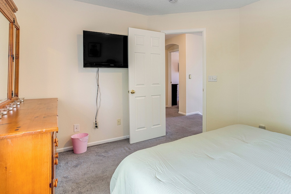 Pet-friendly Retreat w/ Fenced Yard in Denver
