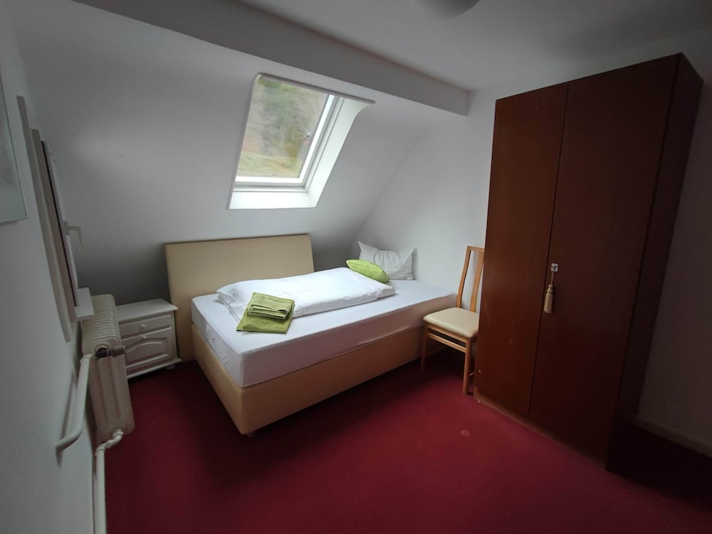 Room in Guest Room - Single Room With Shared Bathroom and Kitchen