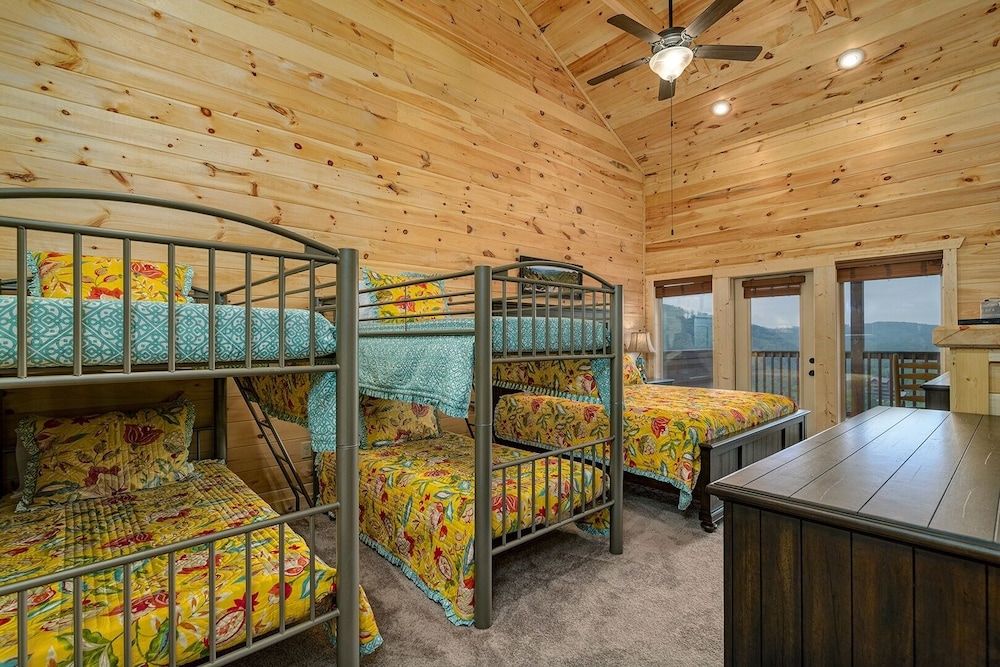 Sunset Vista - 4 Bedrooms, 4 Baths, Sleeps 12 4 Cabin by RedAwning view 3