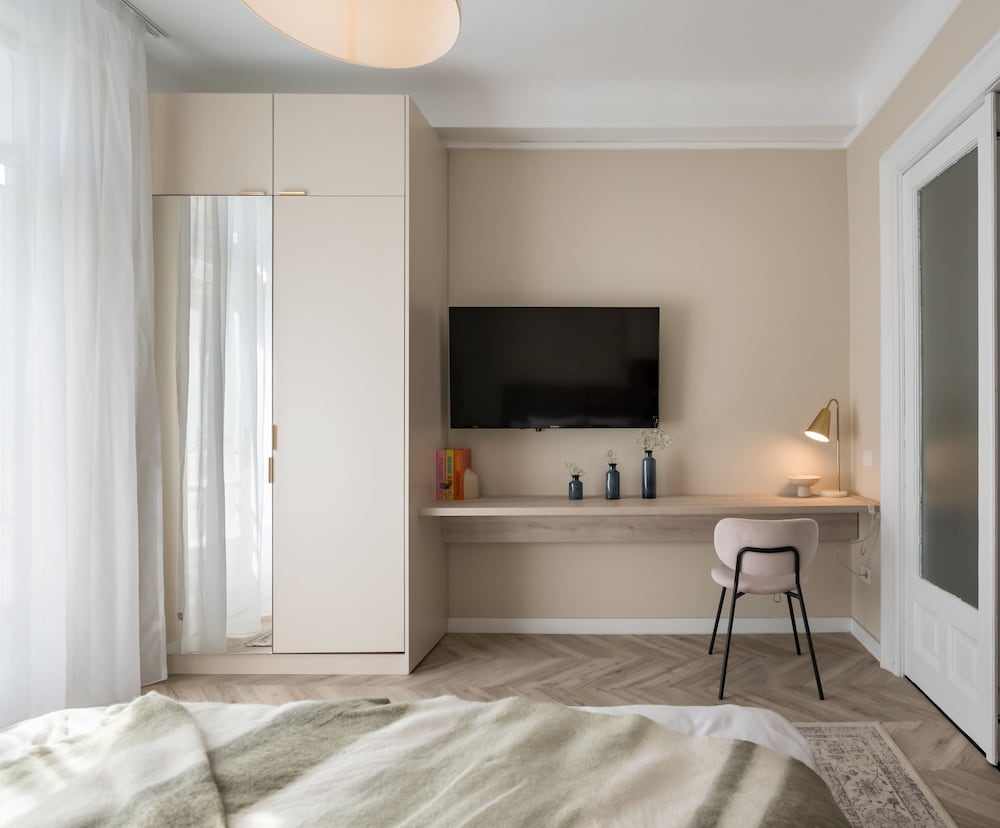 Elegant 3BR Retreat - Steps Away Cismigiu Gardens