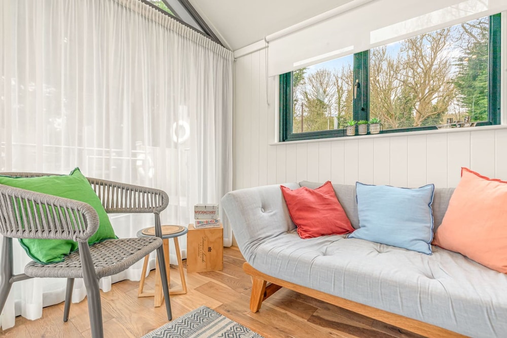 Ondine Houseboat on the Thames - From 160 Per Night