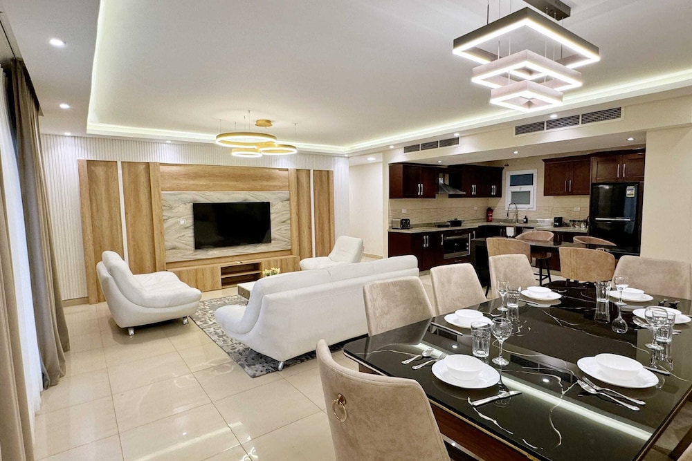 Calm & Classy 2BR - 5 min to Airport
