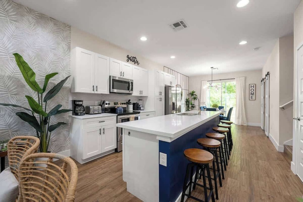 Beautiful 4BR Home w/ Modern Design