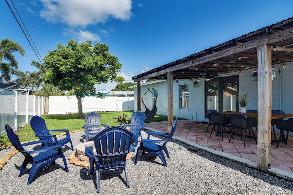 4 Mi to Indian Rocks Beach: Home w/ Backyard Oasis