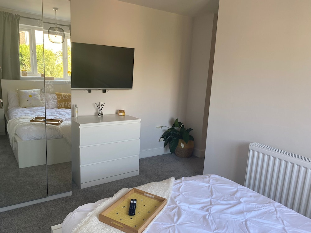 Beautiful 4-bed House view 4