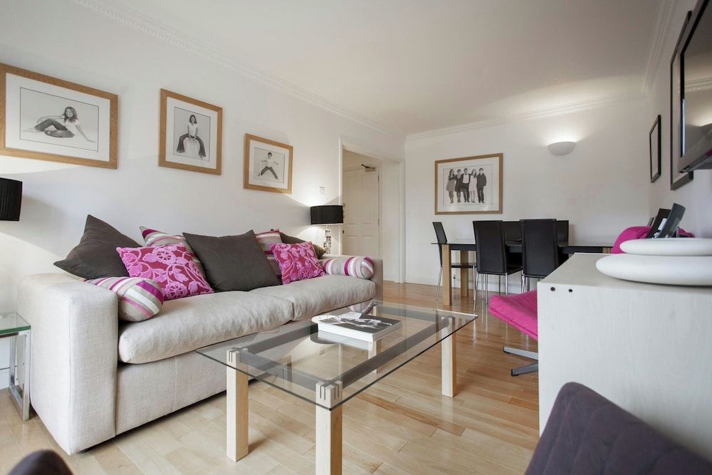 Theed Street by Onefinestay