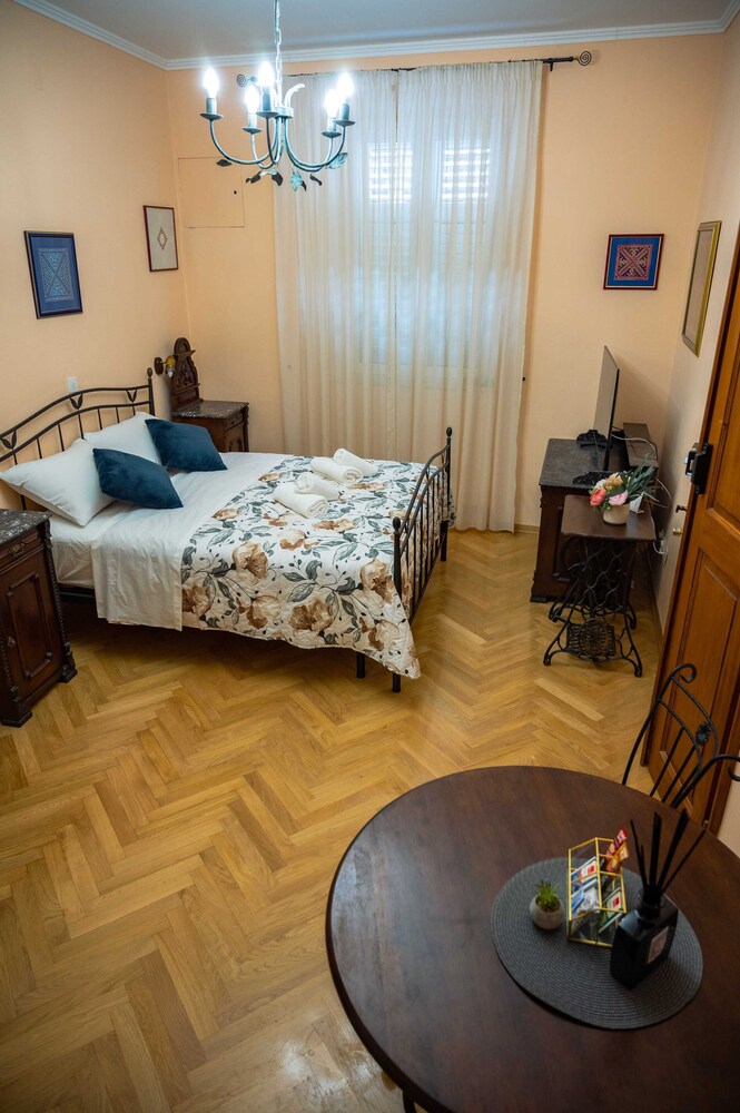 Amoret Apartments