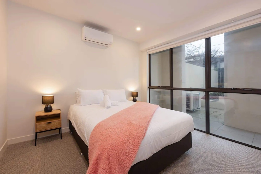 Luxe 3 Bedroom Apartment With Parking view 5