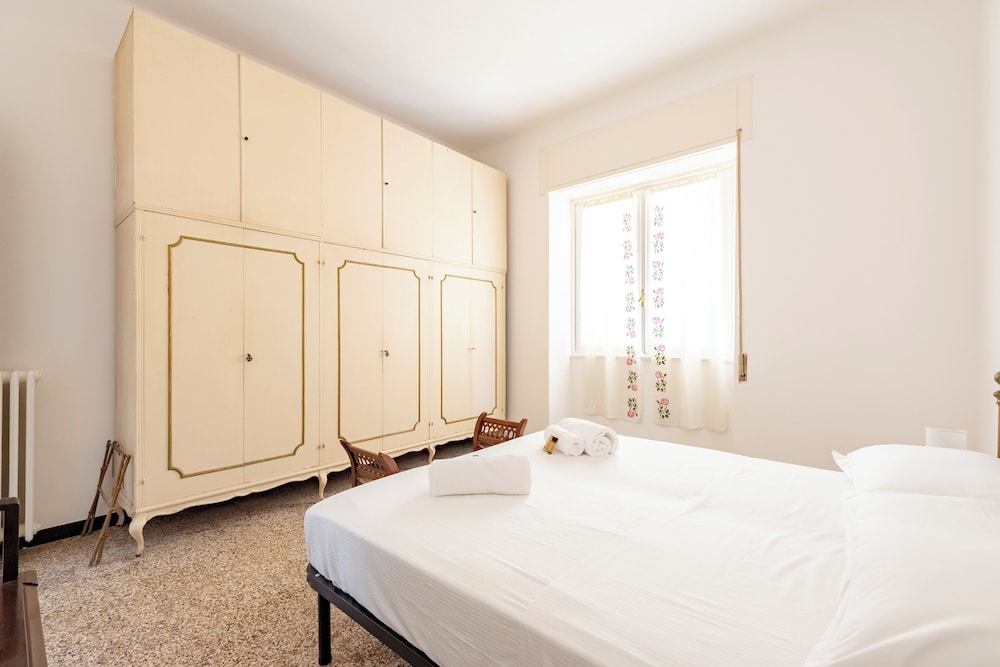 Spacious 2-bedroom flat near the beach