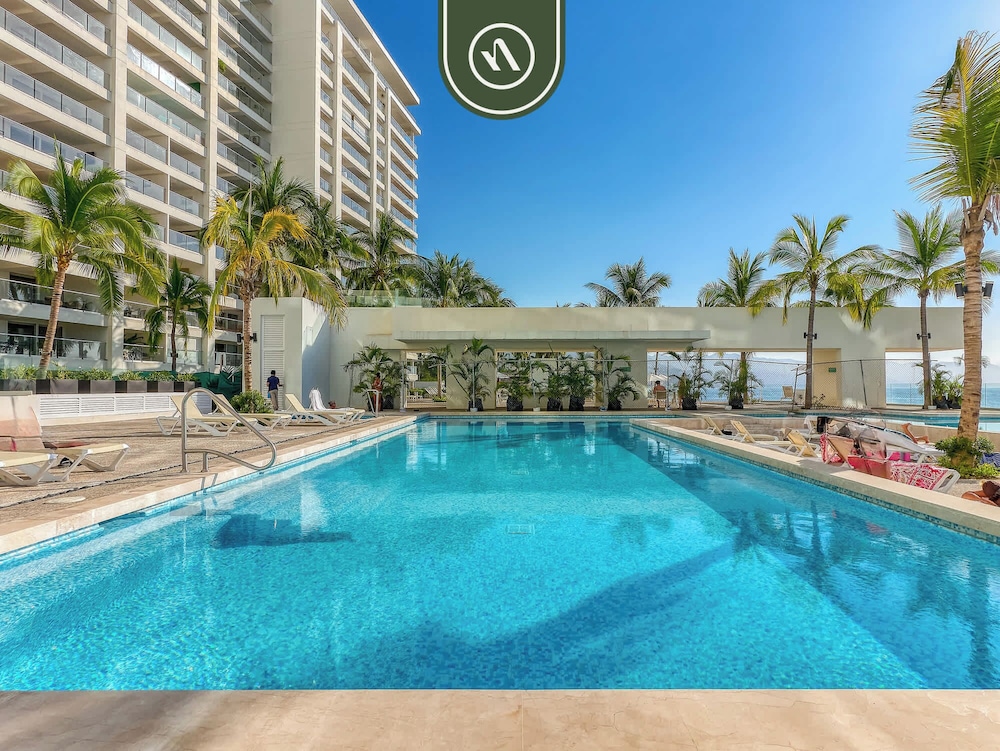 Beachfront Tropical 2 BR Condo - Pools - Gym