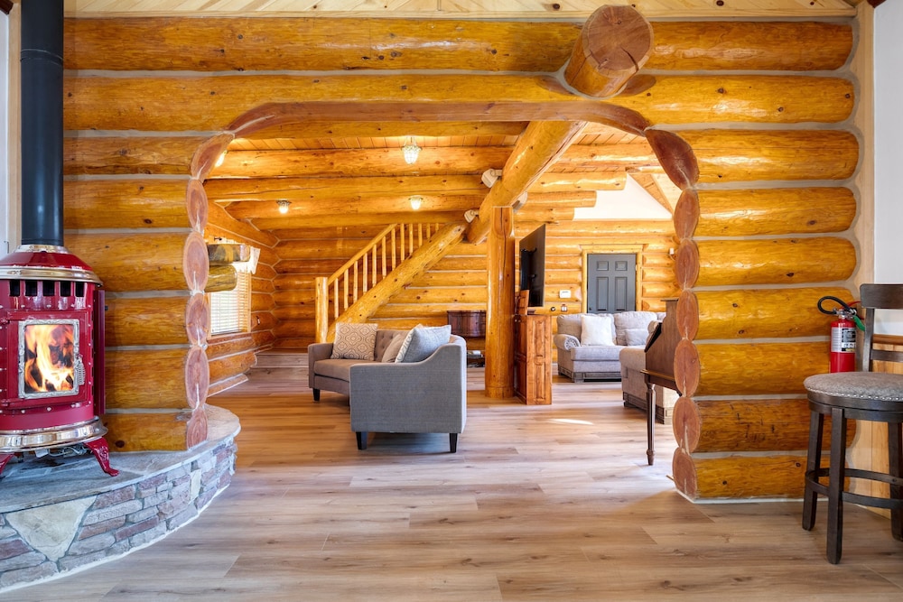 Forest Road by Avantstay Group Cabin w Hot Tub Minutes to the Lake