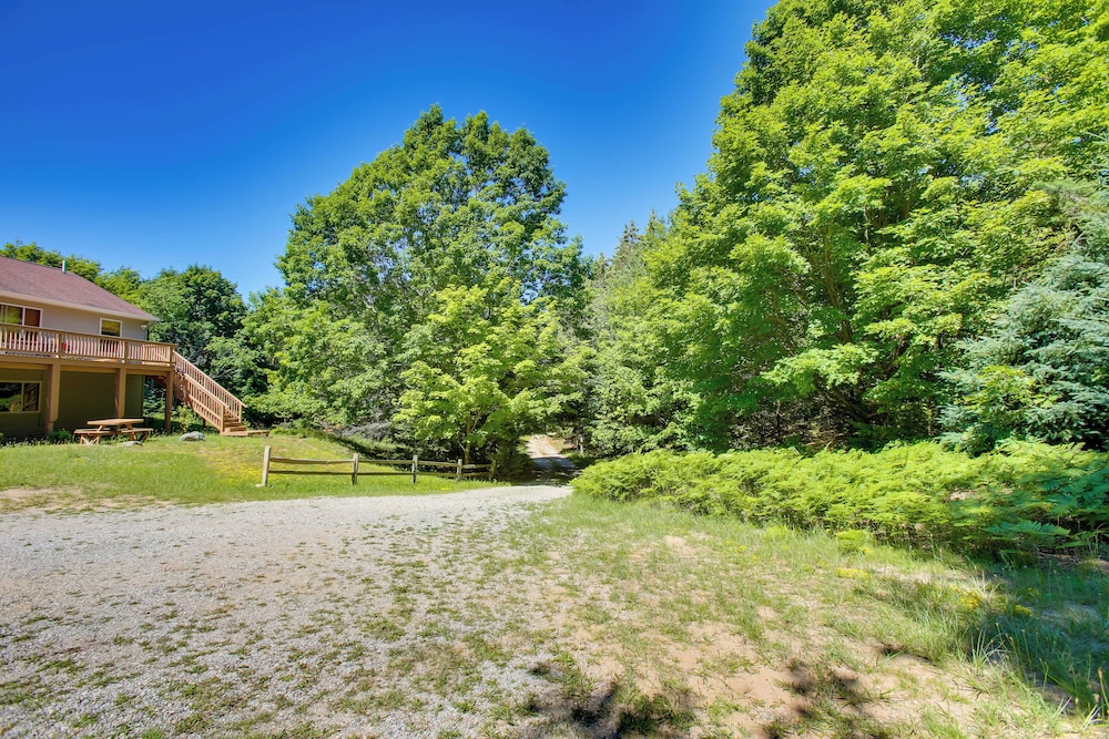 2 Mi to Lake Michigan Beaches: Frankfort Getaway!