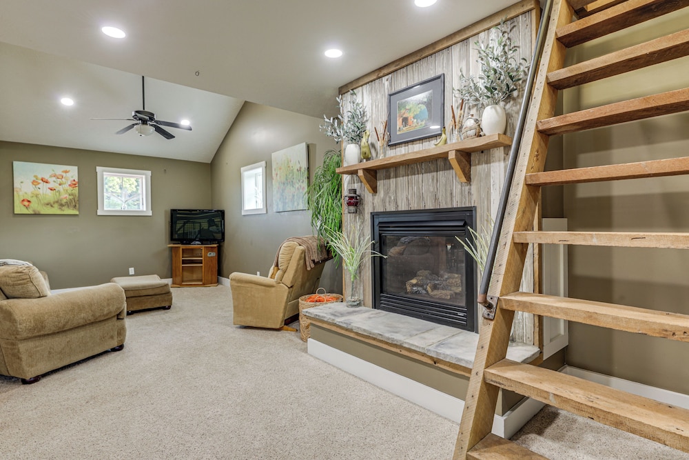 Private Ponds & Trails: Hillsboro Nature Retreat!