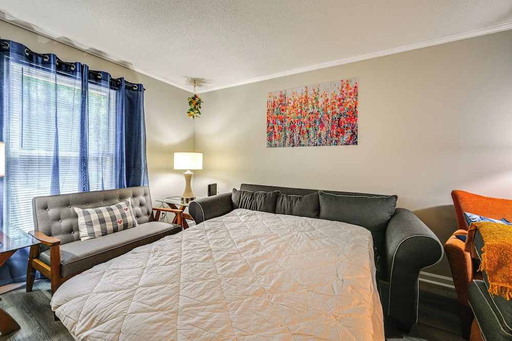 < 2 Mi to ECU & Medical District: Retreat w/ Patio