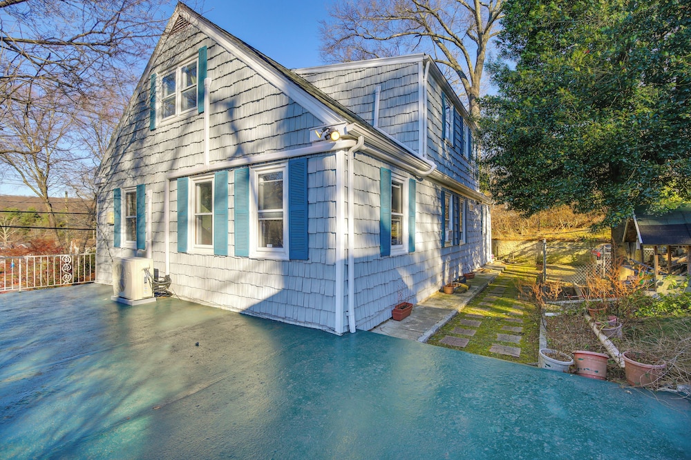 3 Mi to Downtown: Spacious White Plains Home