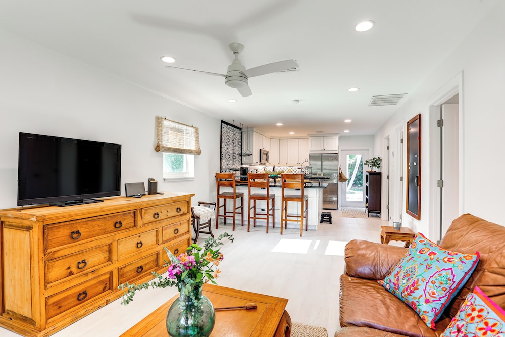 Vibrant North Palm Beach Home ~ 2 Mi to Beach!