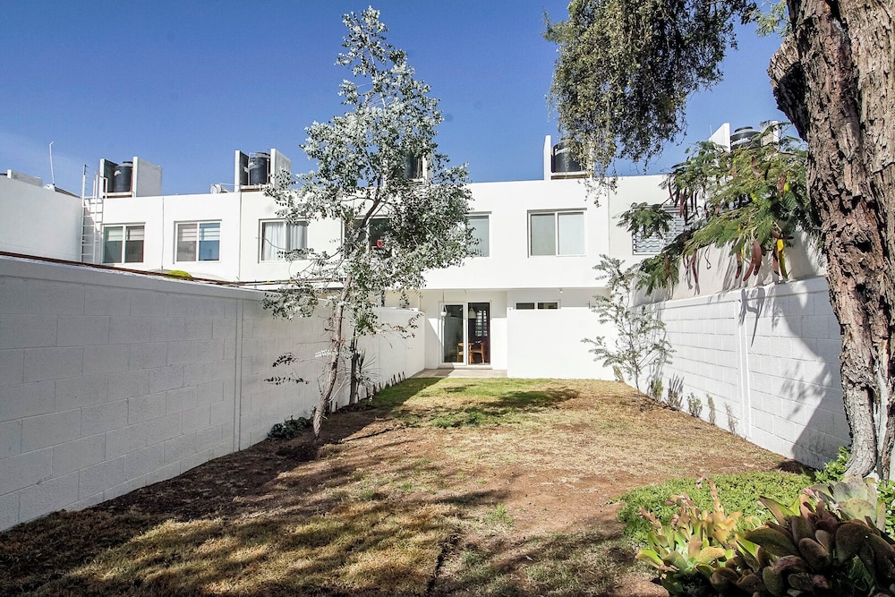Family House with Pool & Garden in Leon