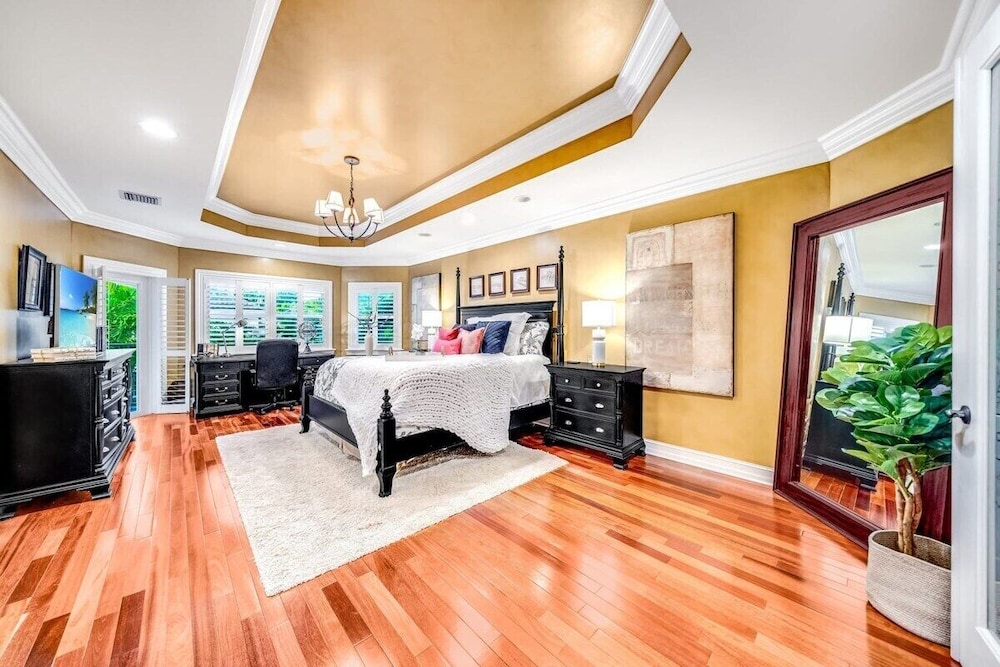 5 Bedroom Luxury Home, Minutes to Las Olas, Shops & Beach