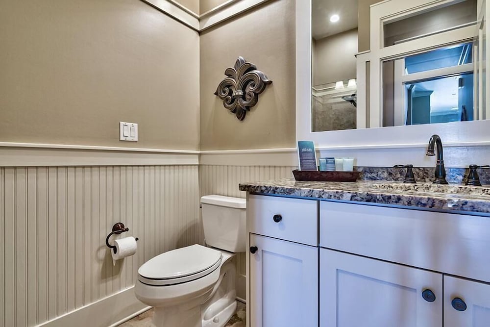 Bella Vizio 5 Bedroom Holiday Home by Five Star Properties
