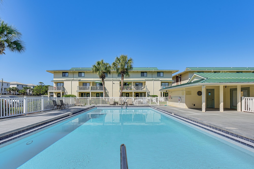 < Half-mi to Beach: Quaint Destin Condo