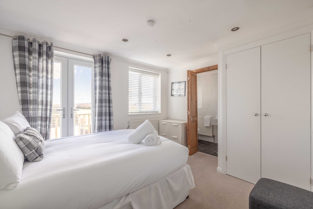 Spacious 6 Bedroom House in Maidenhead/ Windsor