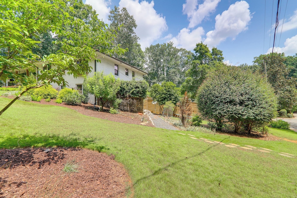 4 Mi to Uga: Bright & Airy Athens Apartment!