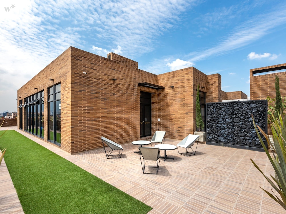 w Modern 2BR in Luxury Building in Chico