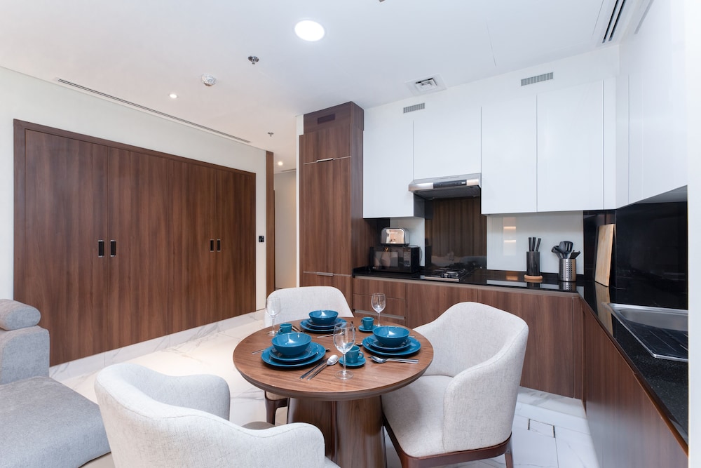 SIMPLY COMFORT Urban Chic Suites in J One Tower City & Canal Views
