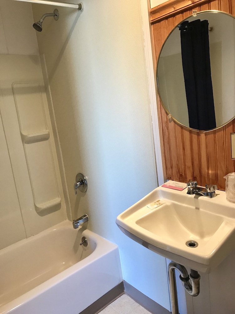 Tenderfoot Cabins & Motel