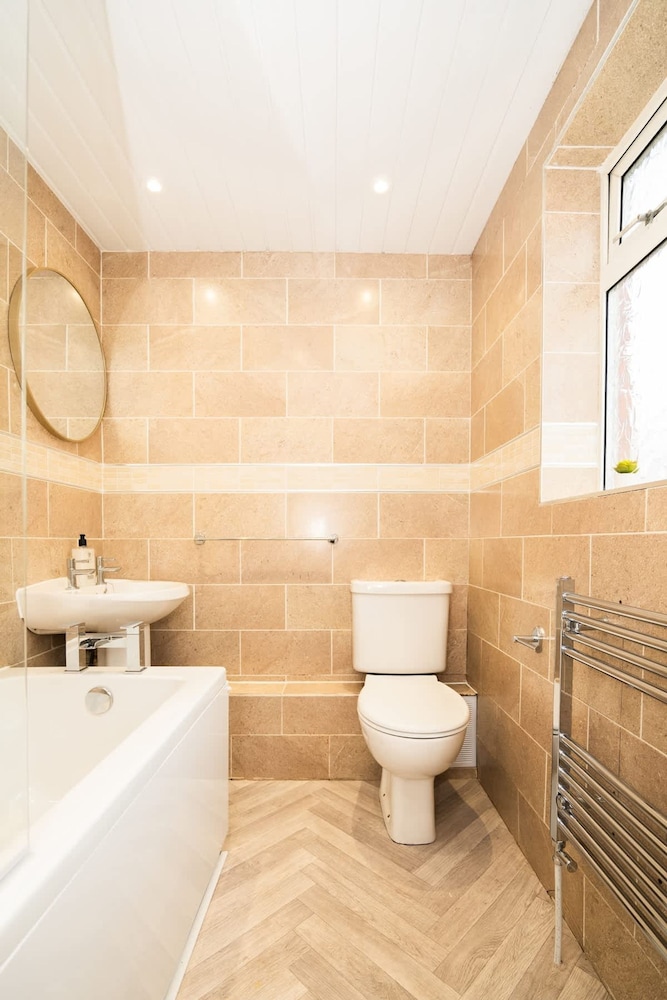 4 Bedrooms-2bath-free Parking