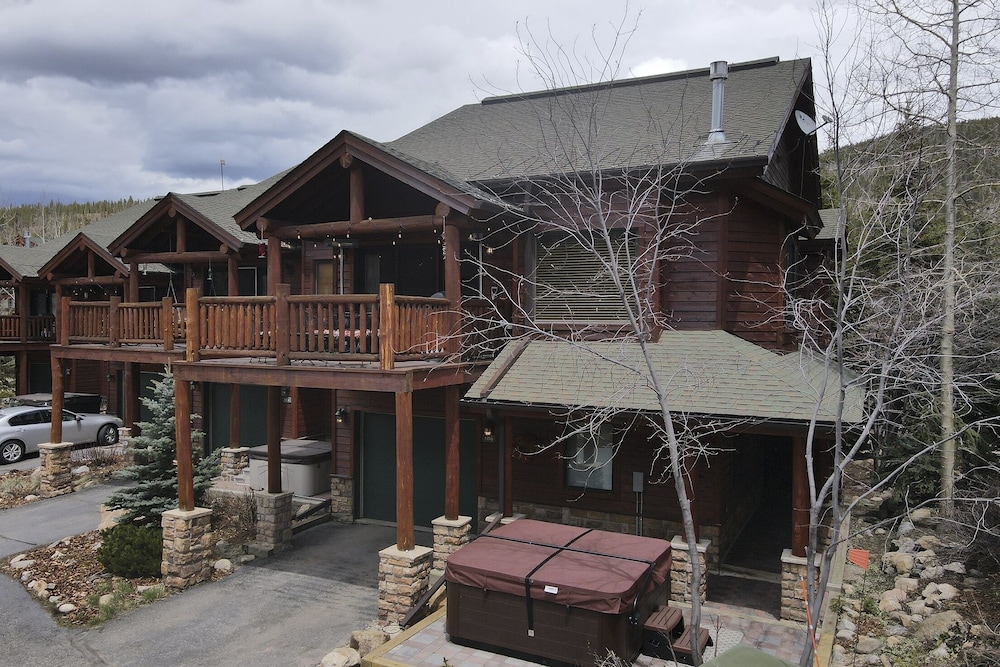 Clover At Slopeside Village 3 Bedroom Townhouse by RedAwning