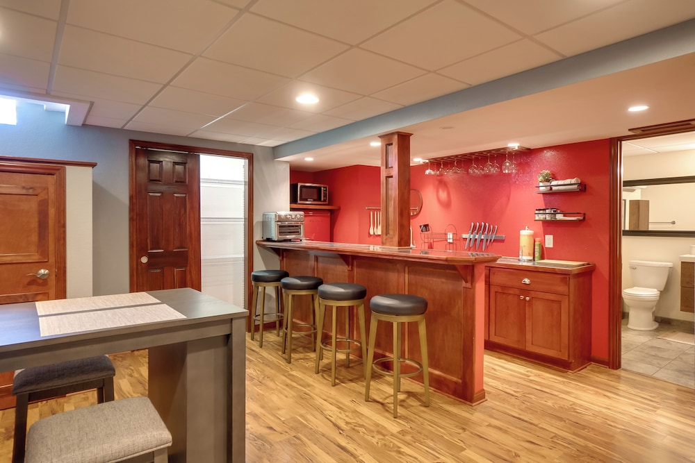 Cozy Milwaukee Apartment w/ Deck, 2 Mi to Airport!