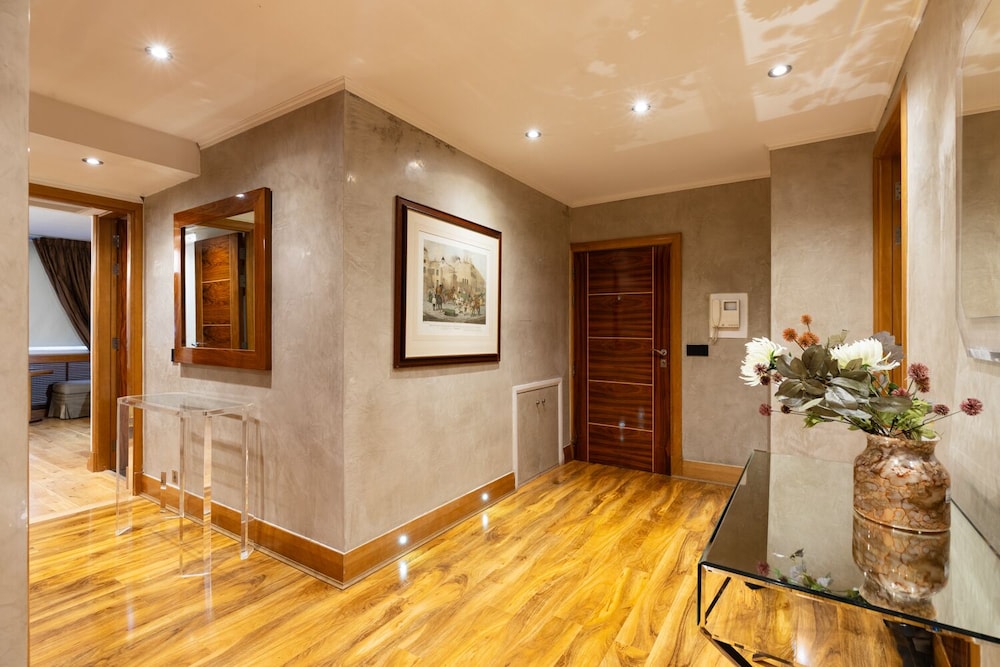 Mayfair Deluxe Apartment